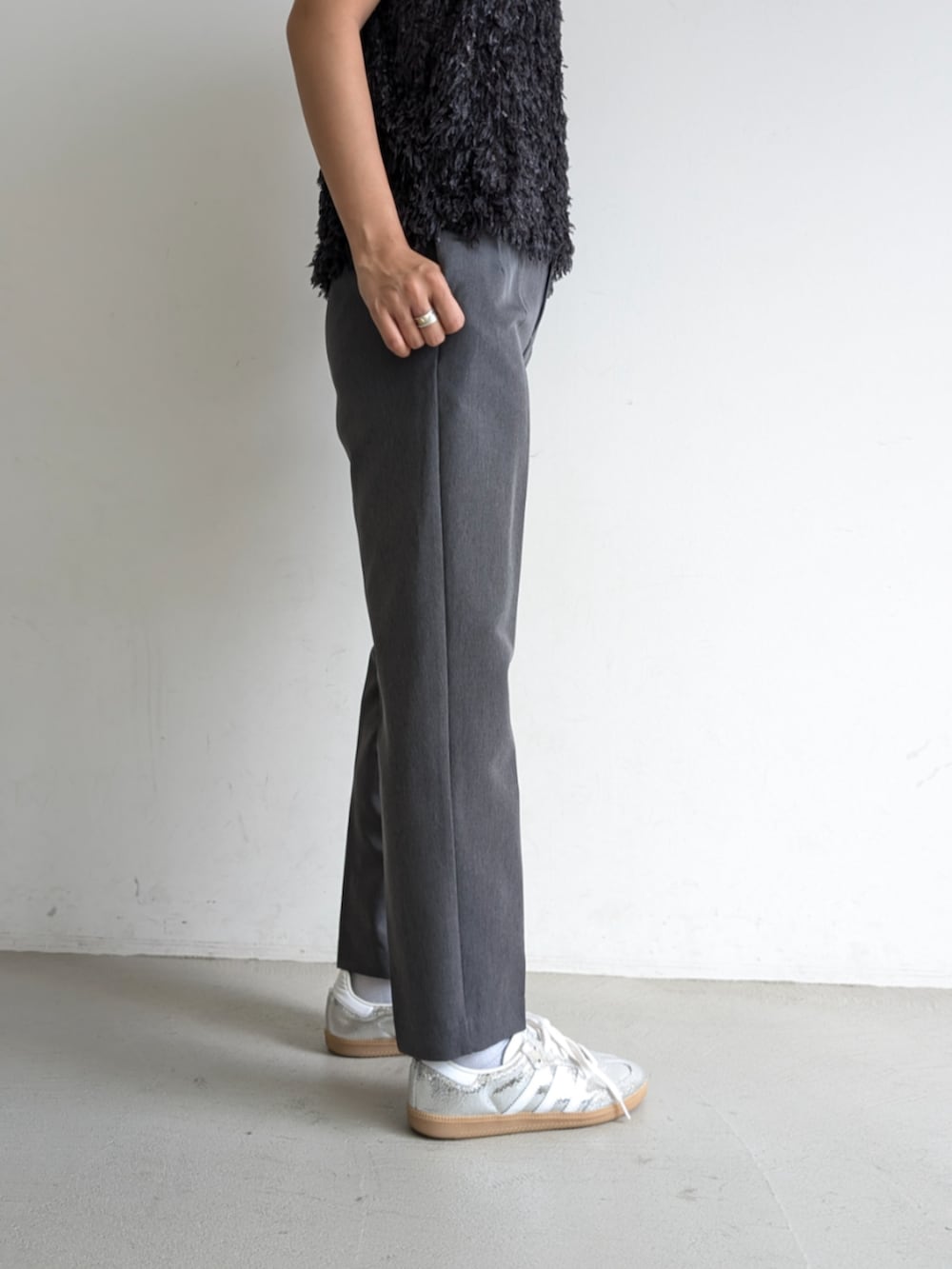 グレー系のベスト、グレー系のスラックスを着用したレディースの夏コーディネートの3枚目の写真