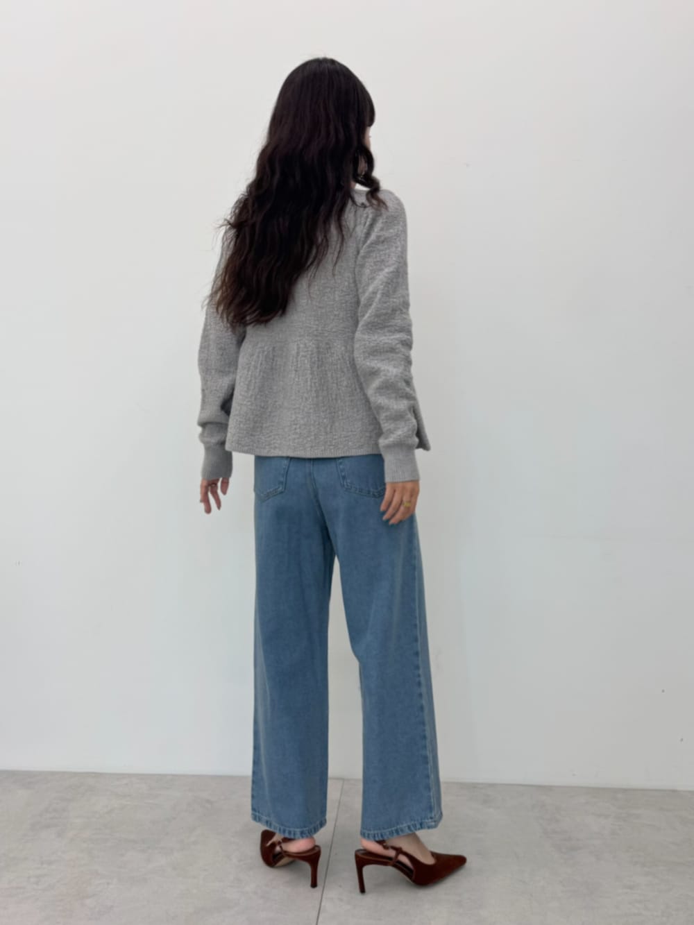 ブルー系のデニムパンツ、グレー系のカーディガン/ボレロを着用したレディースの秋コーディネートの3枚目の写真