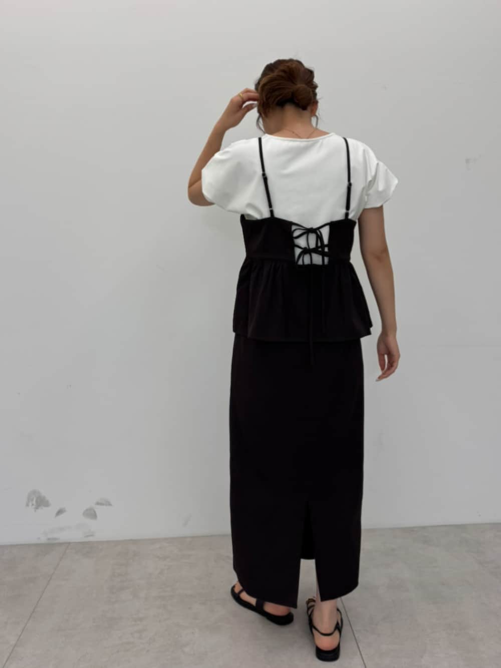 ブラウン系のワンピース、ホワイト系のTシャツ/カットソーを着用したレディースの夏コーディネートの2枚目の写真