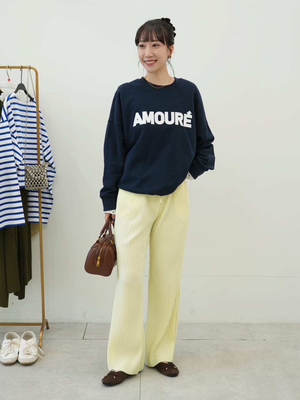 イエロー系のその他パンツ、ブルー系のスウェットを着用したレディースの冬コーディネートの2枚目の写真
