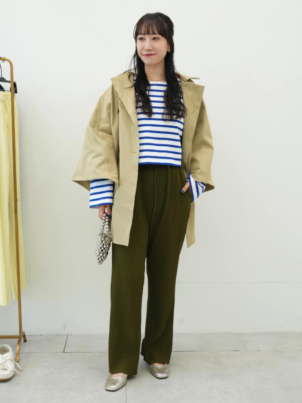 グリーン系のその他パンツを着用したレディースの冬コーディネートの2枚目の写真