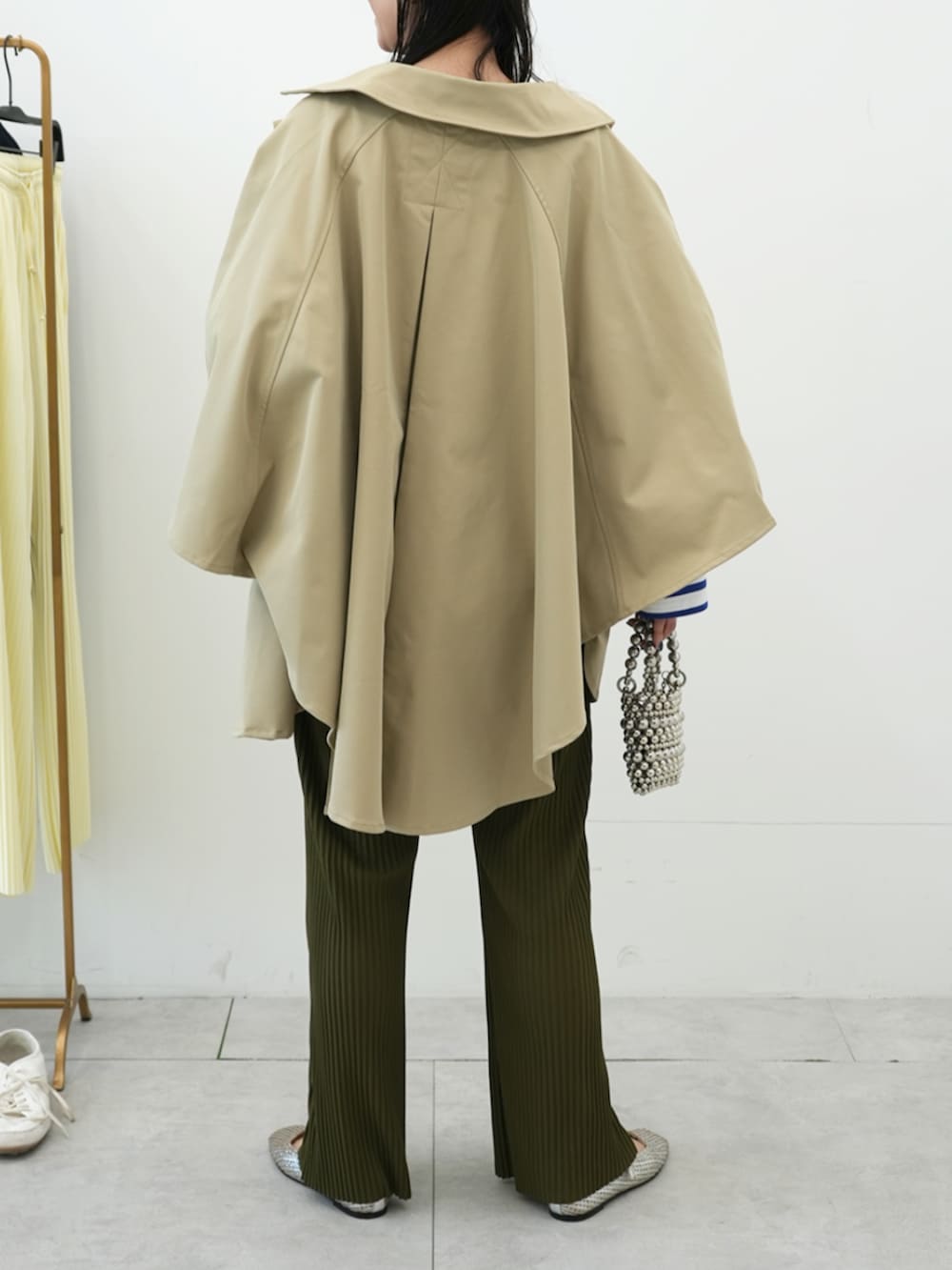 グリーン系のその他パンツを着用したレディースの冬コーディネートの4枚目の写真