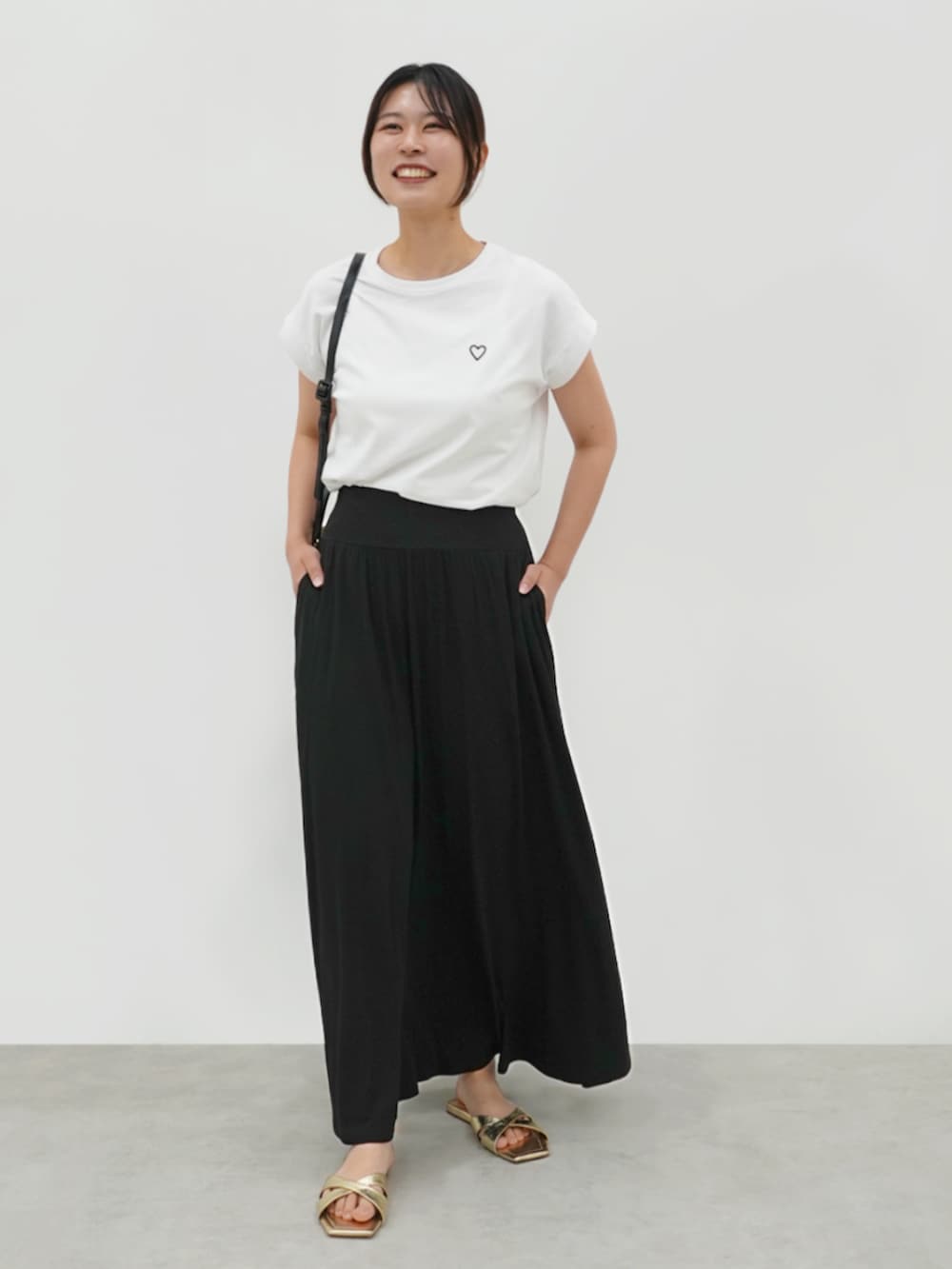 ブラック系のスカート、その他のTシャツ/カットソーを着用したレディースの夏コーディネートの2枚目の写真