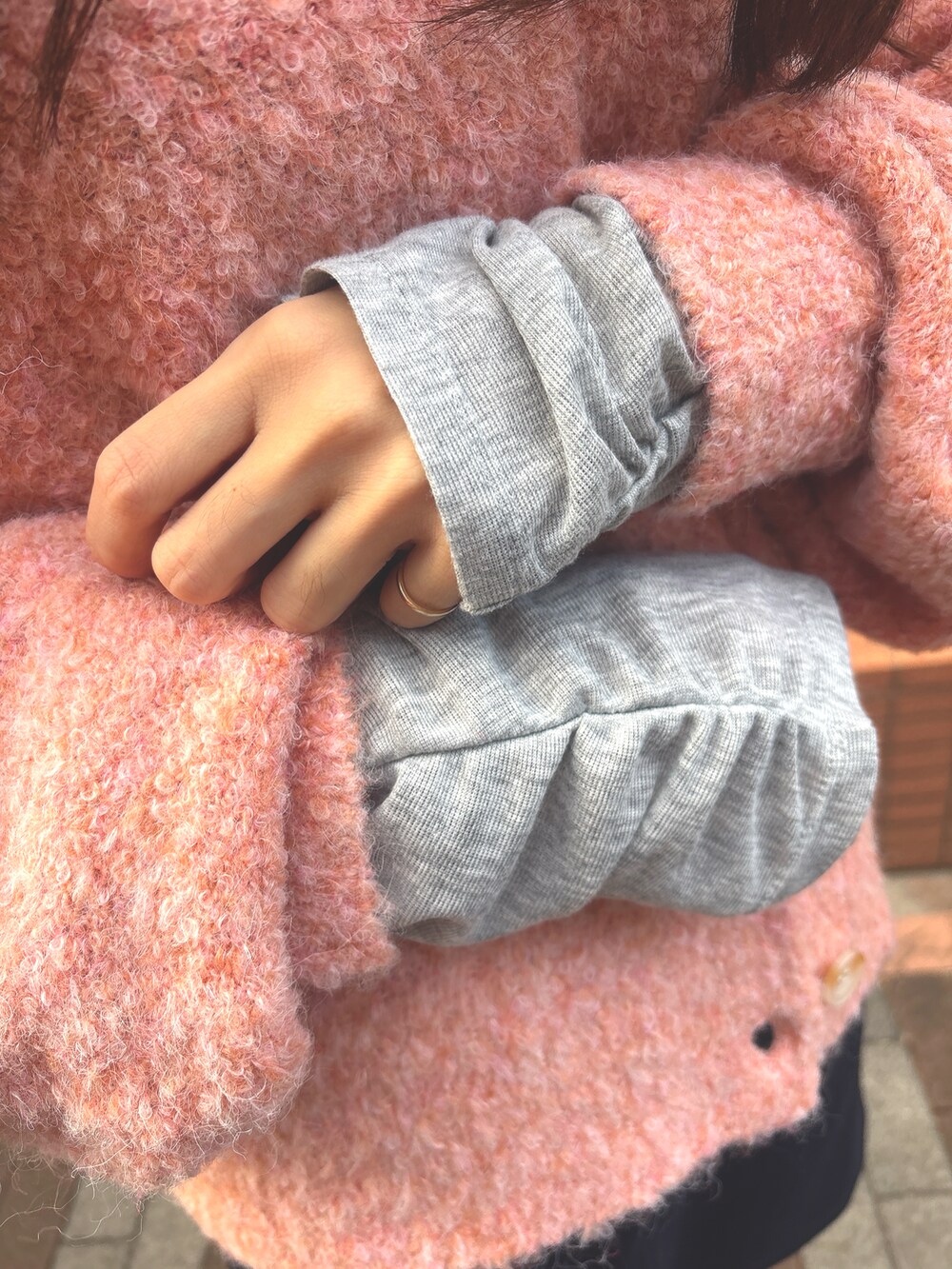 ピンク系のカーディガン/ボレロ、その他のスカート、グレー系のTシャツ/カットソーを着用したレディースの冬コーディネートの2枚目の写真