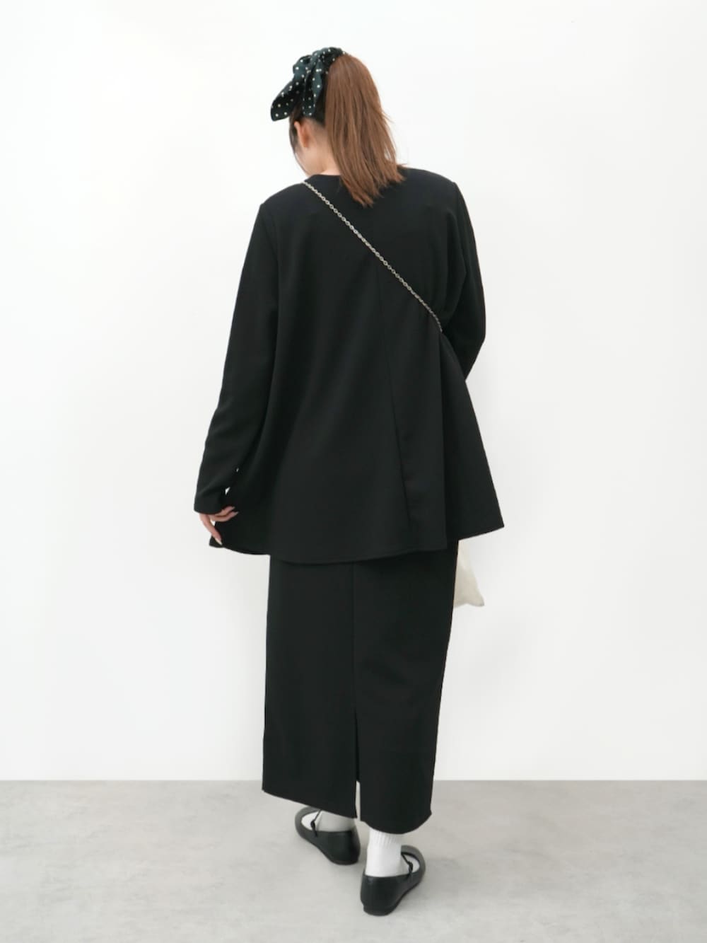 ブラック系のTシャツ/カットソー、ブラック系のスカートを着用したレディースの春コーディネートの2枚目の写真