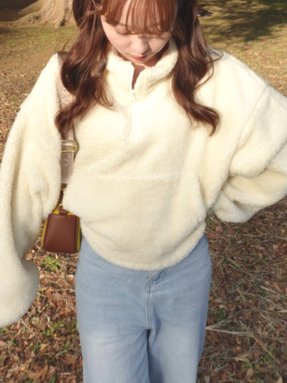 ホワイト系のブルゾンを着用したレディースの秋コーディネートの2枚目の写真