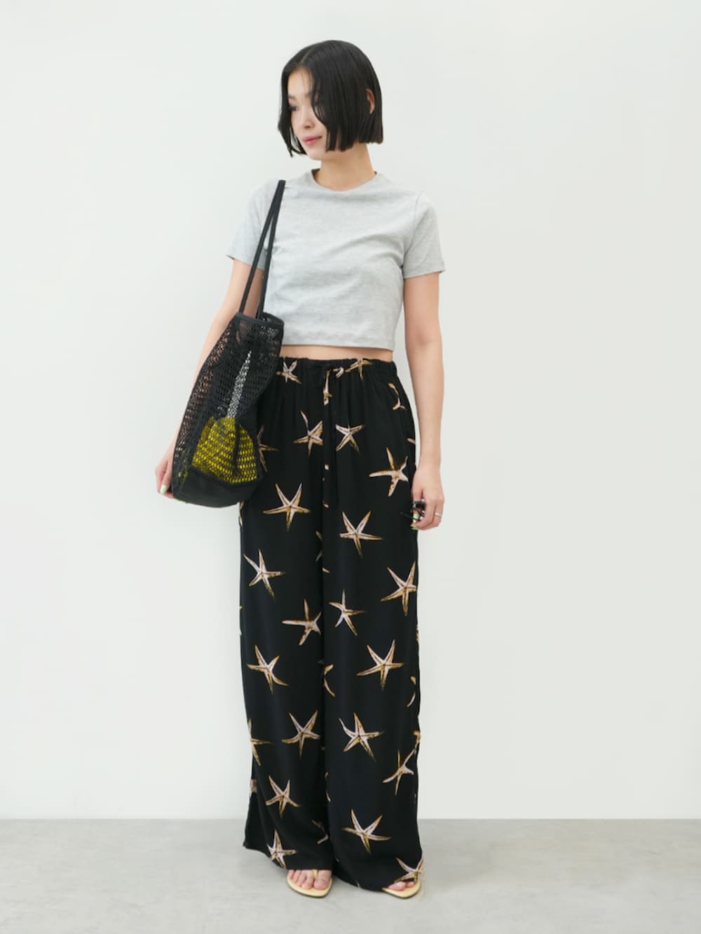 ブラック系のその他パンツ、グレー系のTシャツ/カットソーを着用したレディースの夏コーディネートの4枚目の写真