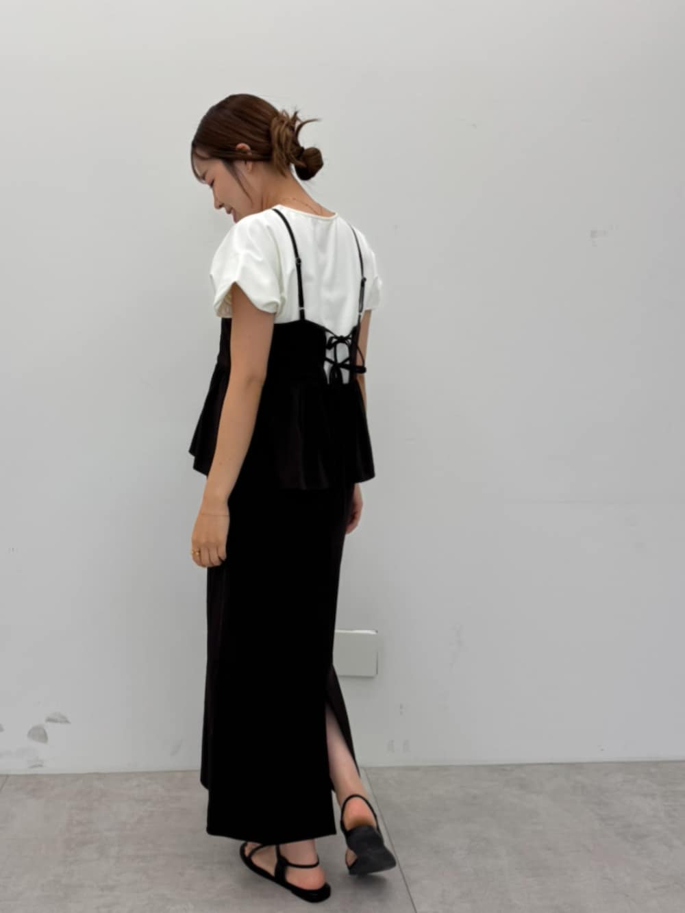 ブラウン系のワンピース、ホワイト系のTシャツ/カットソーを着用したレディースの夏コーディネートの3枚目の写真
