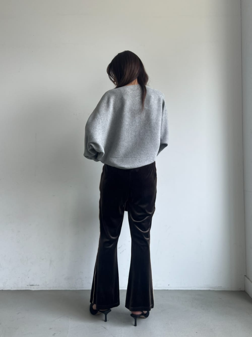 ブラウン系のその他パンツ、グレー系のニット/セーターを着用したレディースの秋コーディネートの2枚目の写真