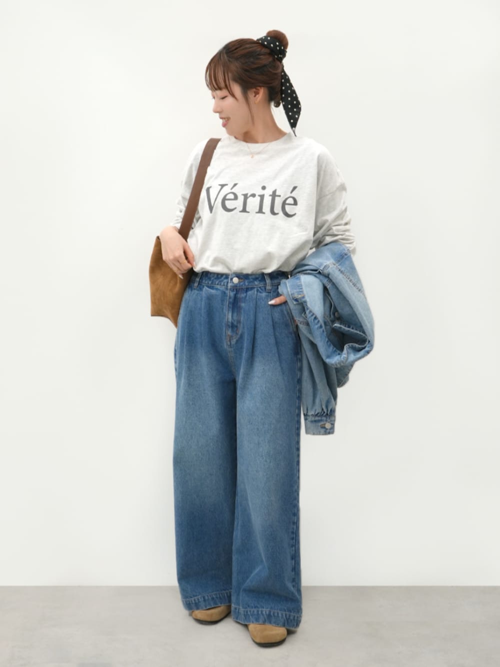 グレー系のTシャツ/カットソー、ブルー系のデニムパンツ、ブルー系のデニムジャケットを着用したレディースの春コーディネートの3枚目の写真