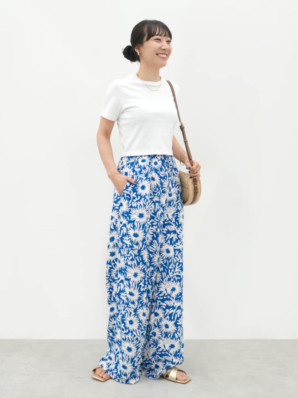 その他のその他パンツ、ホワイト系のTシャツ/カットソーを着用したレディースの夏コーディネートの4枚目の写真