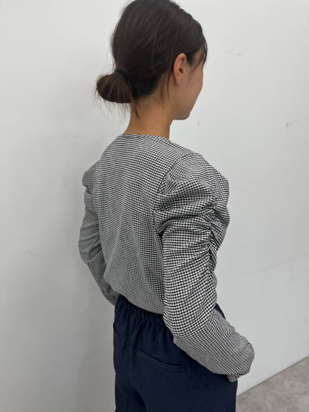ブルー系のスラックス、ブラック系のTシャツ/カットソーを着用したレディースの秋コーディネートの2枚目の写真