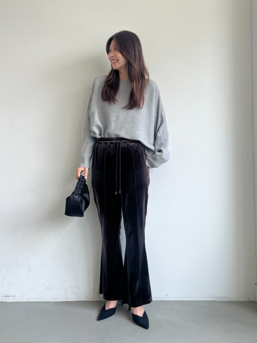 ブラウン系のその他パンツ、グレー系のニット/セーターを着用したレディースの秋コーディネートの3枚目の写真