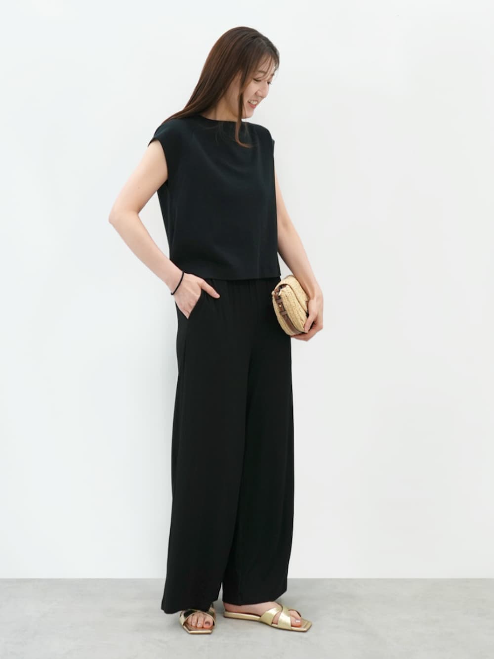 ブラック系のその他パンツ、ブラック系のTシャツ/カットソーを着用したレディースの夏コーディネートの2枚目の写真