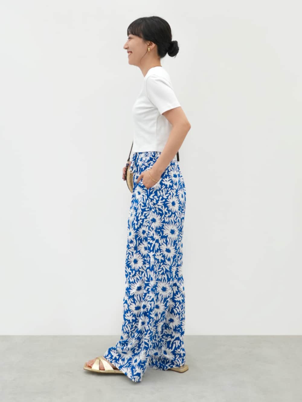 その他のその他パンツ、ホワイト系のTシャツ/カットソーを着用したレディースの夏コーディネートの2枚目の写真