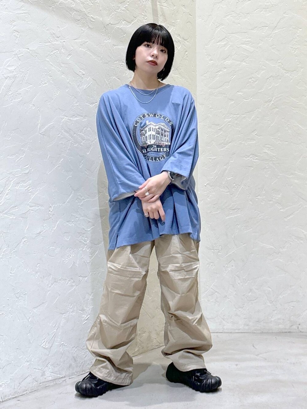 ブルー系のTシャツ/カットソー、ベージュ系のその他パンツを着用したレディースの夏コーディネートの4枚目の写真