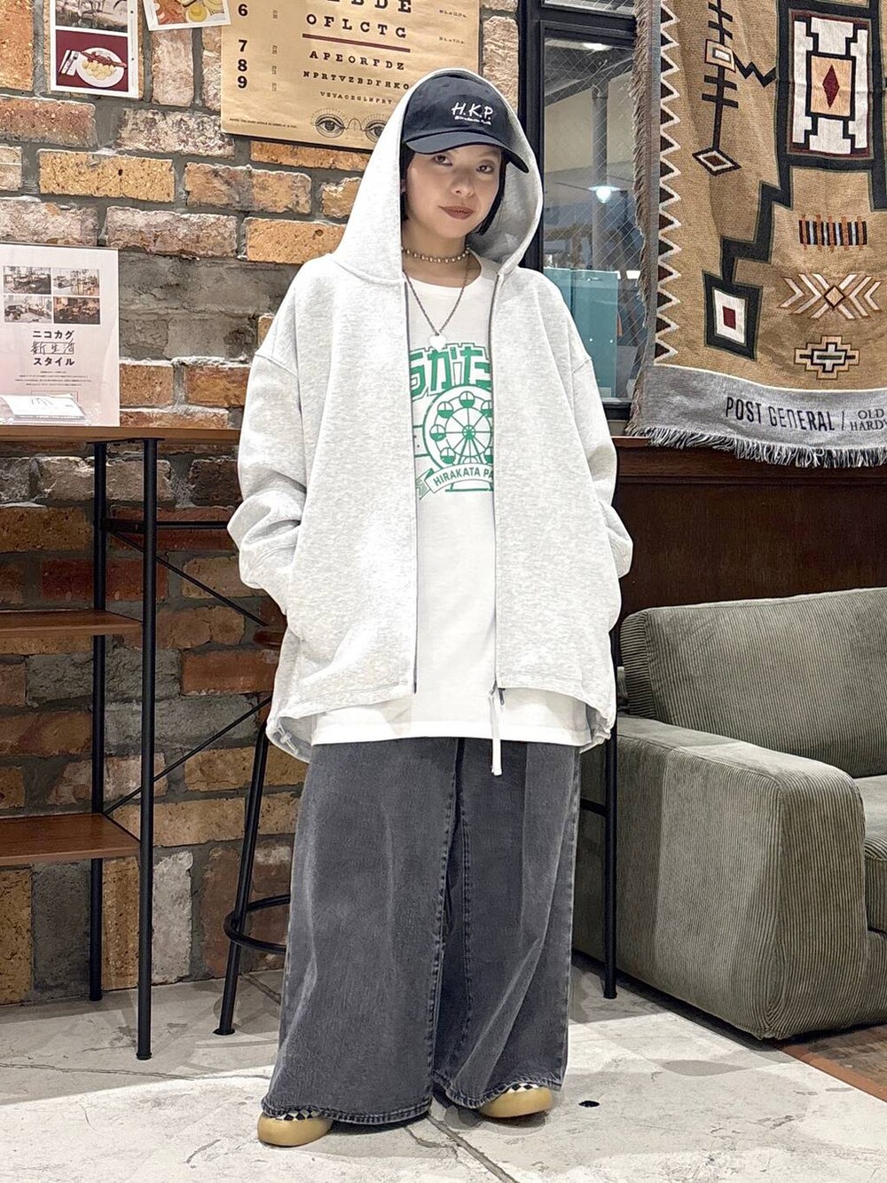 グレー系のパーカーを着用したレディースの秋コーディネートの9枚目の写真