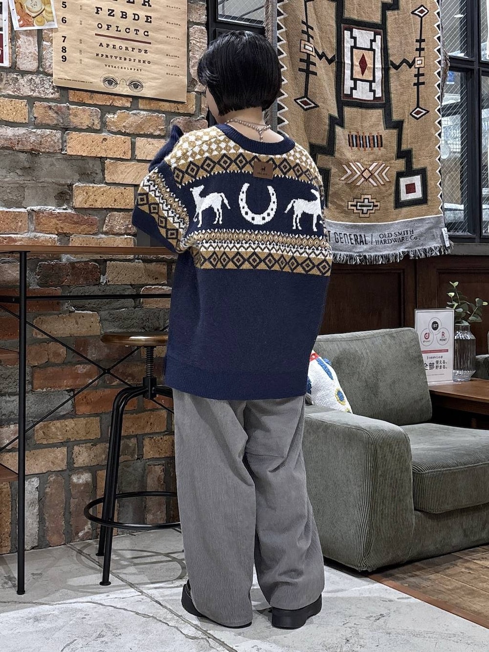 ブラウン系のショルダーバッグ、グレー系のその他パンツ、ブルー系のニット/セーターを着用したレディースの秋コーディネートの2枚目の写真