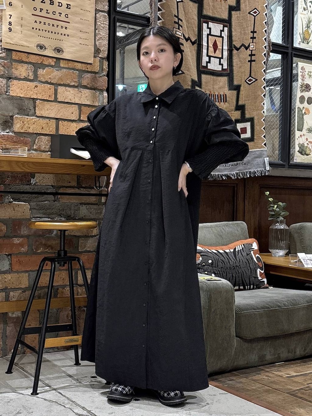 その他のブーツ、ブラック系のワンピースを着用したレディースの冬コーディネートの4枚目の写真