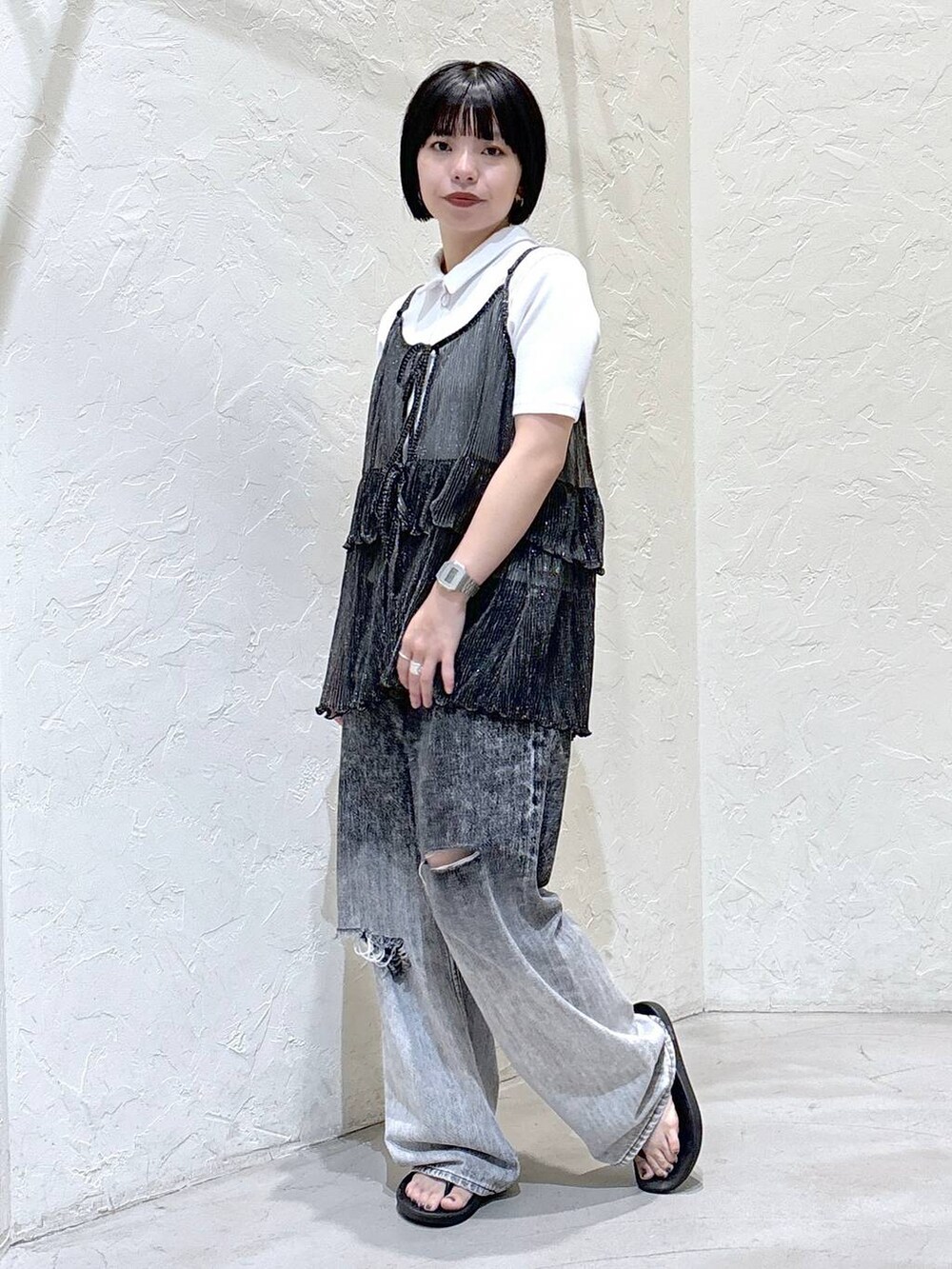 ホワイト系のカーディガン/ボレロ、ブラック系のデニムパンツ、ブラック系のキャミソールを着用したレディースの夏コーディネートの2枚目の写真