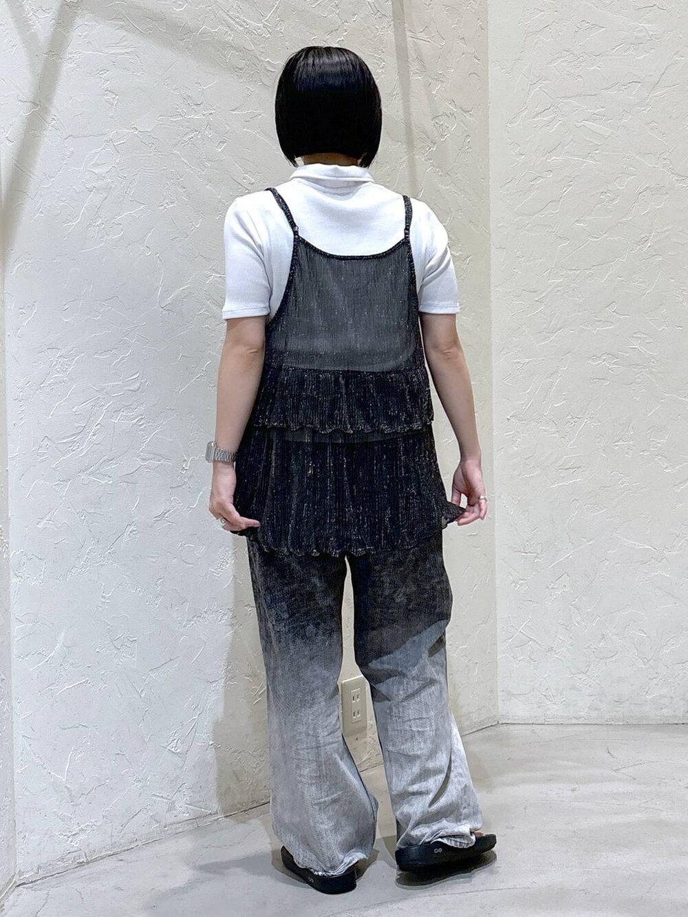 ホワイト系のカーディガン/ボレロ、ブラック系のデニムパンツ、ブラック系のキャミソールを着用したレディースの夏コーディネートの4枚目の写真