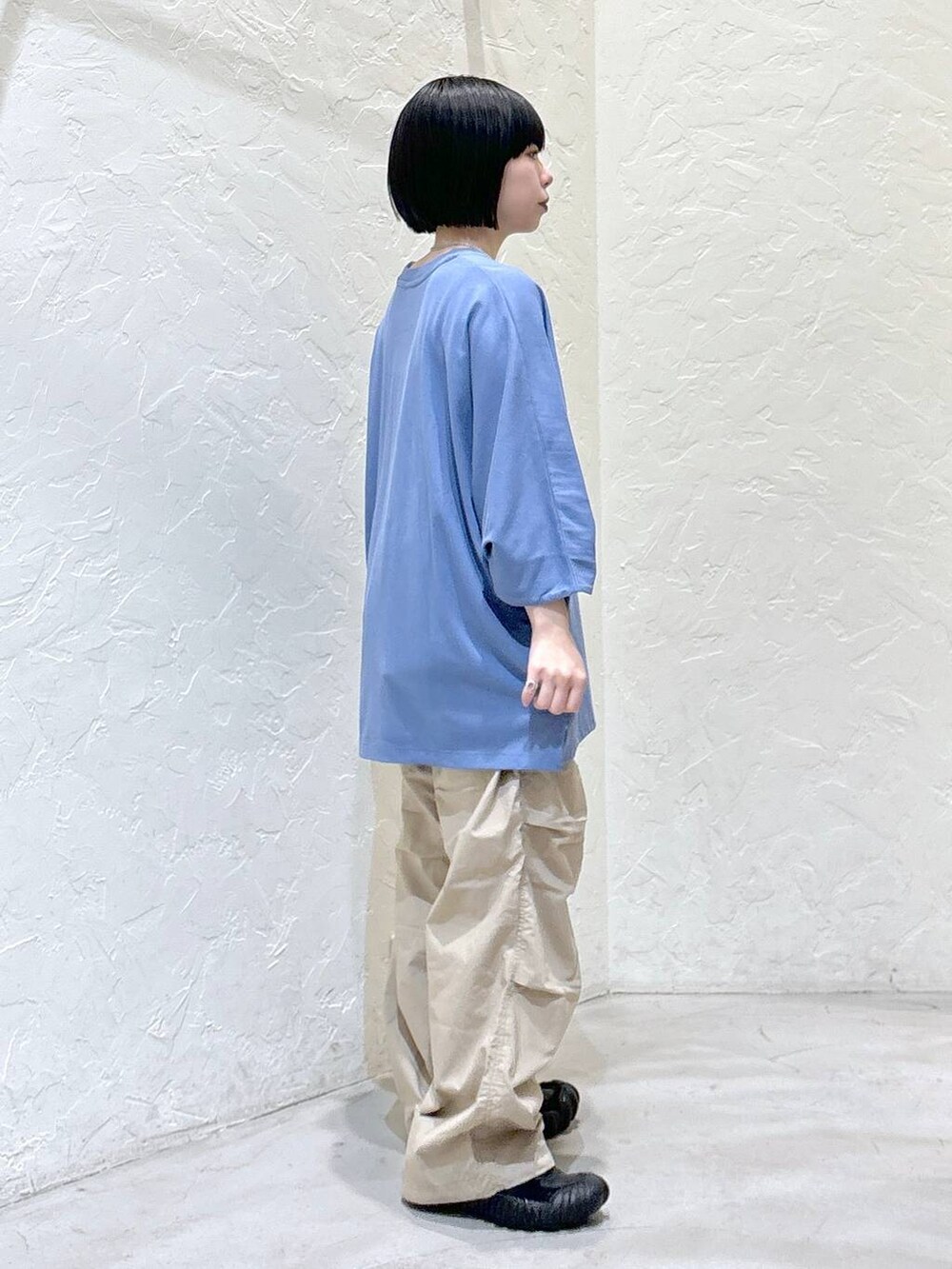 ブルー系のTシャツ/カットソー、ベージュ系のその他パンツを着用したレディースの夏コーディネートの2枚目の写真