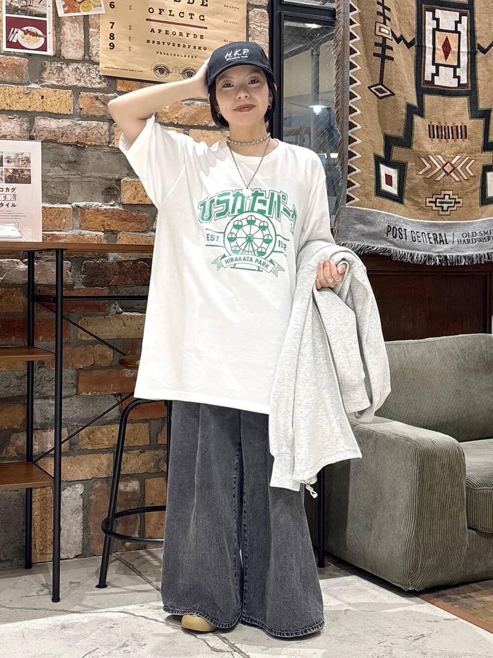 グレー系のパーカーを着用したレディースの秋コーディネートの7枚目の写真