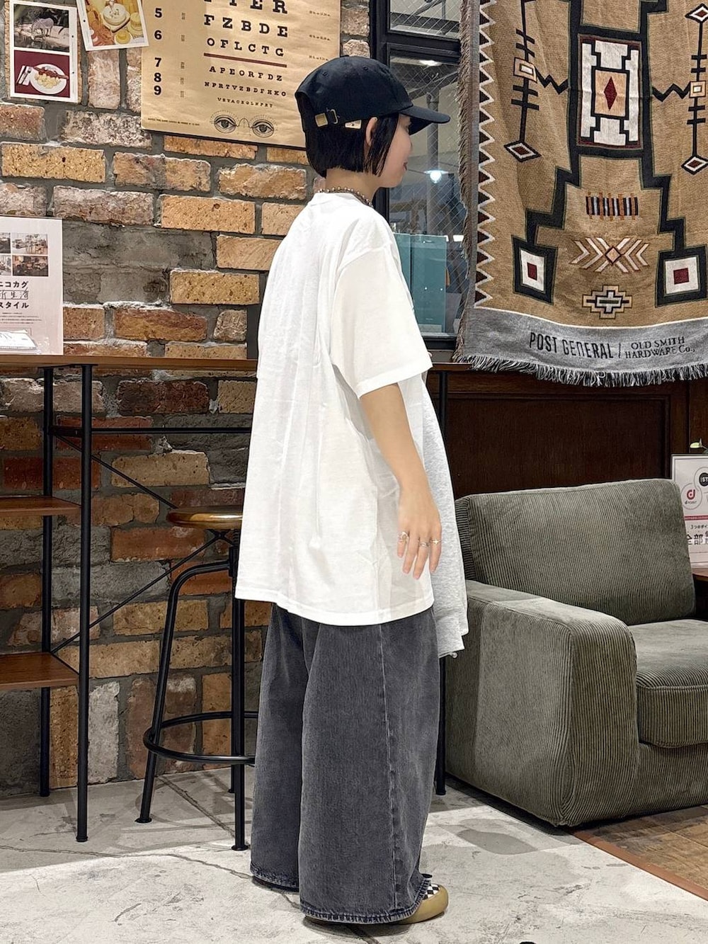 グレー系のパーカーを着用したレディースの秋コーディネートの10枚目の写真