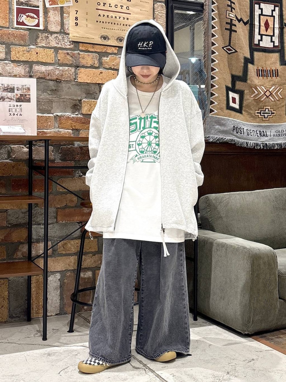 グレー系のパーカーを着用したレディースの秋コーディネートの6枚目の写真