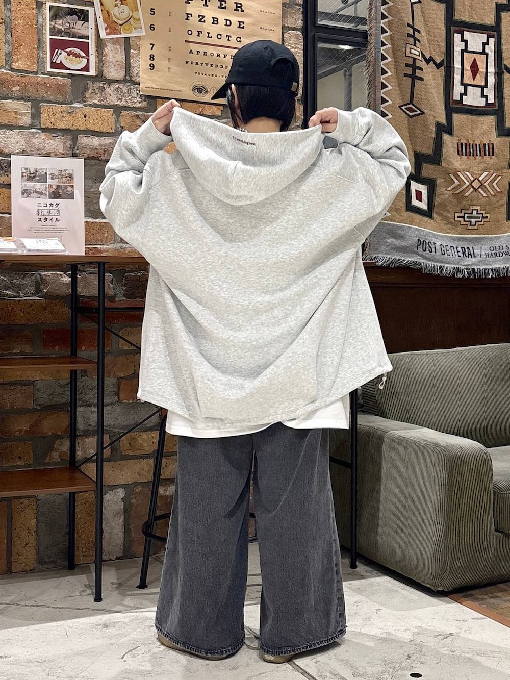 グレー系のパーカーを着用したレディースの秋コーディネートの4枚目の写真