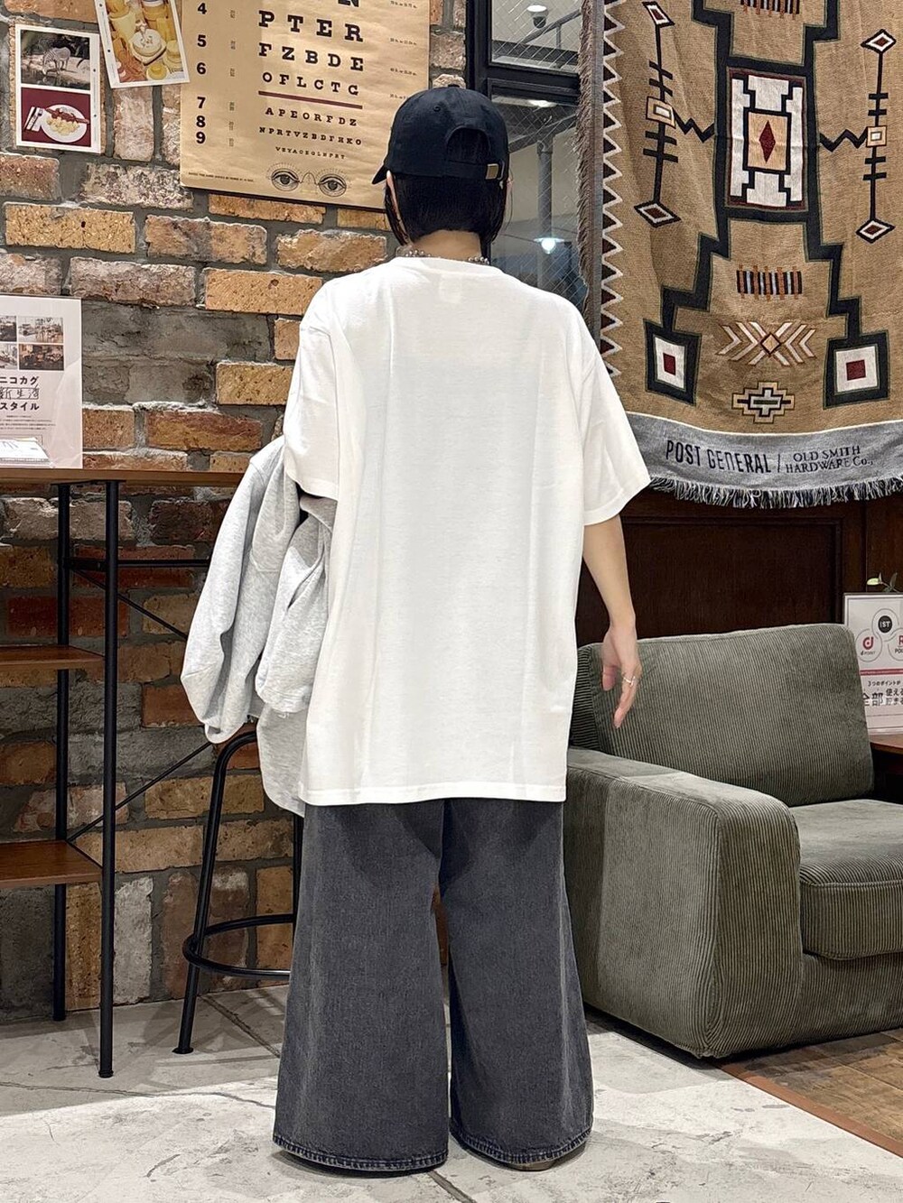 グレー系のパーカーを着用したレディースの秋コーディネートの8枚目の写真