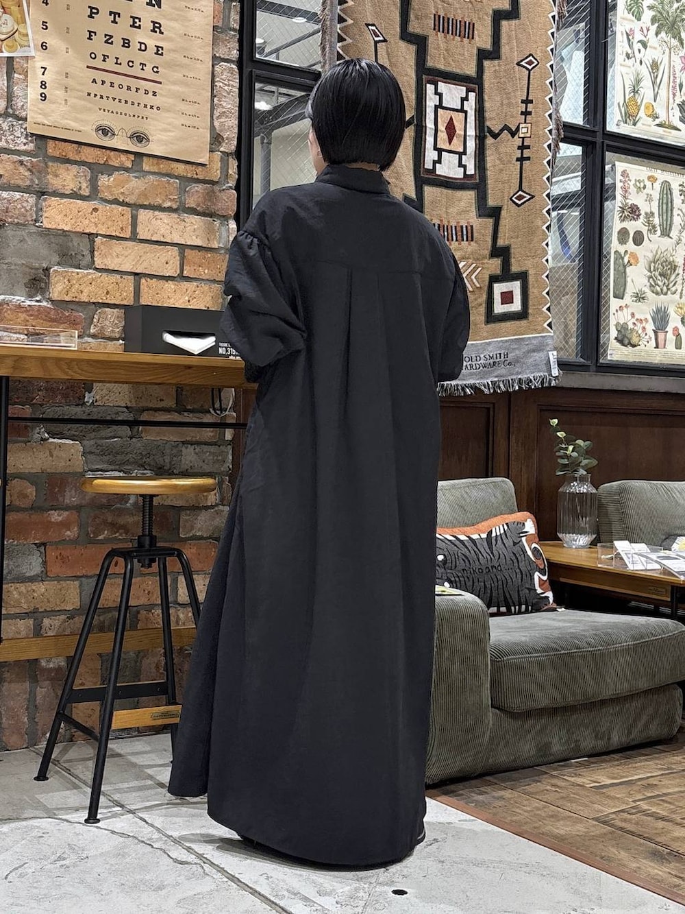 その他のブーツ、ブラック系のワンピースを着用したレディースの冬コーディネートの3枚目の写真