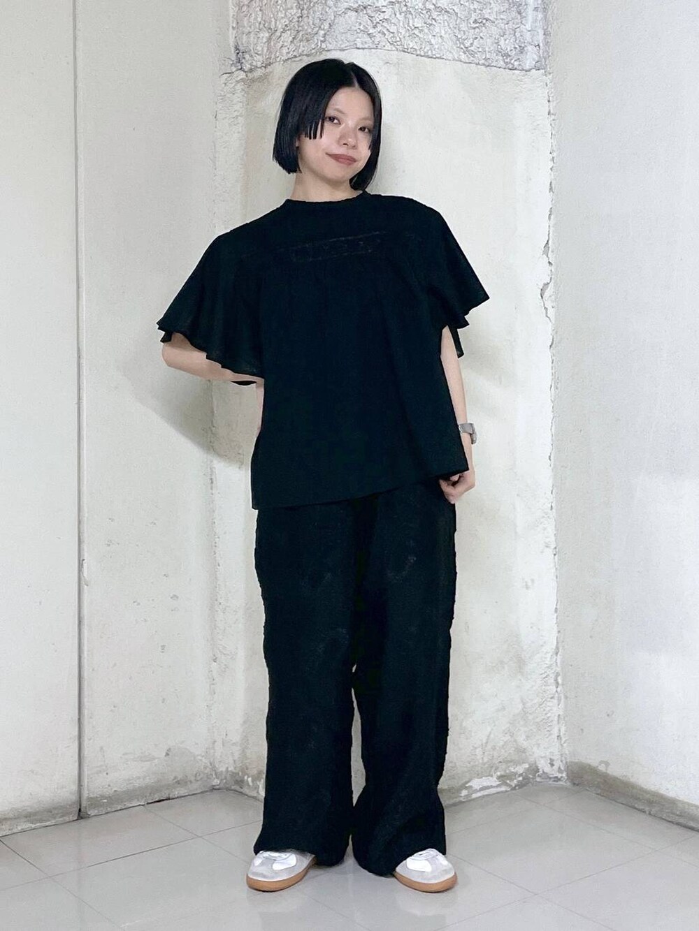 ブラック系のその他パンツ、ブラック系のシャツ/ブラウスを着用したレディースの春コーディネートの4枚目の写真