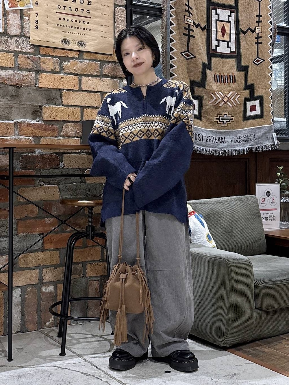 ブラウン系のショルダーバッグ、グレー系のその他パンツ、ブルー系のニット/セーターを着用したレディースの秋コーディネートの4枚目の写真