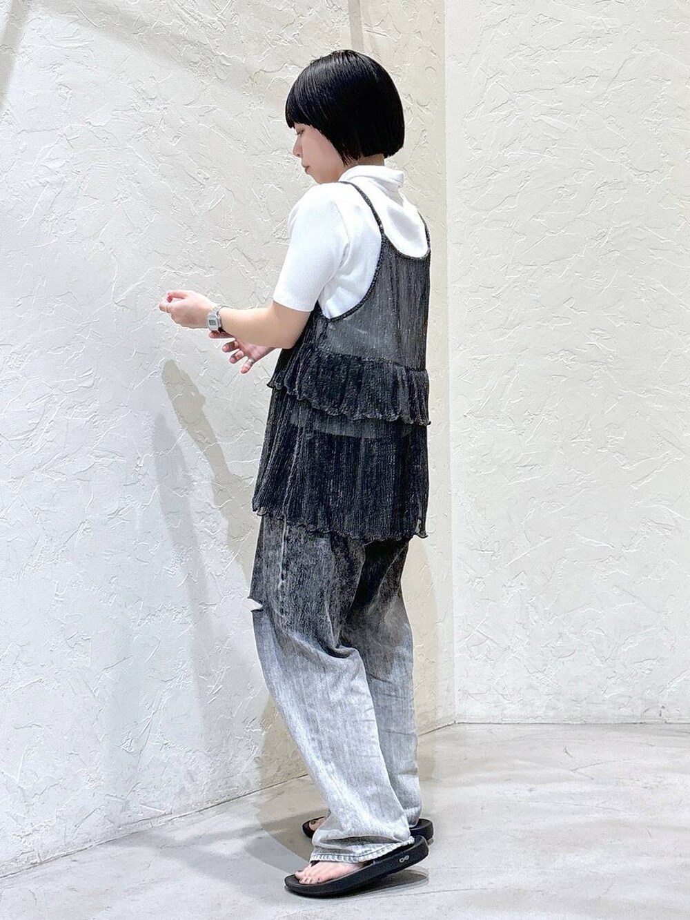 ホワイト系のカーディガン/ボレロ、ブラック系のデニムパンツ、ブラック系のキャミソールを着用したレディースの夏コーディネートの3枚目の写真