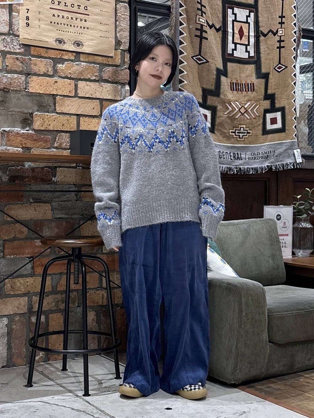 ブルー系のその他パンツ、グレー系のニット/セーターを着用したレディースの秋コーディネートの5枚目の写真