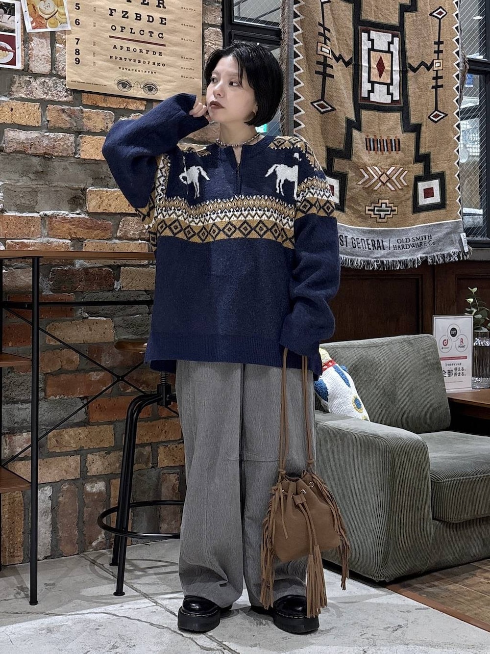 ブラウン系のショルダーバッグ、グレー系のその他パンツ、ブルー系のニット/セーターを着用したレディースの秋コーディネートの3枚目の写真