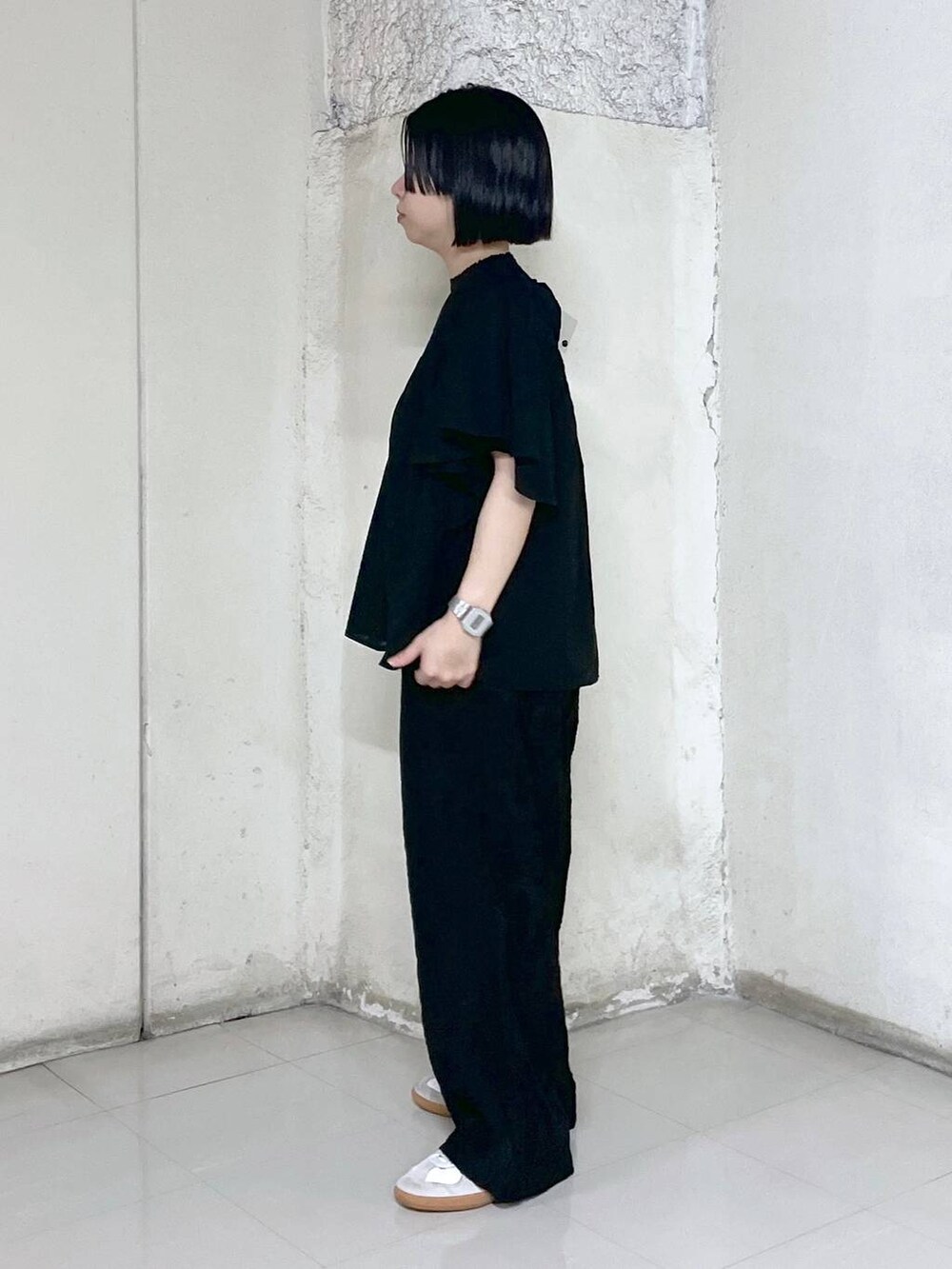 ブラック系のその他パンツ、ブラック系のシャツ/ブラウスを着用したレディースの春コーディネートの2枚目の写真