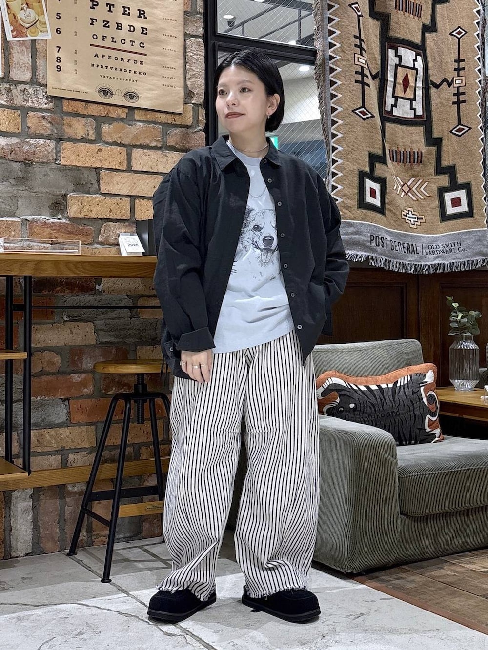 ホワイト系のデニムパンツ、グレー系のシャツ/ブラウス、ブラック系のモカシン/デッキシューズを着用したレディースの春コーディネートの5枚目の写真