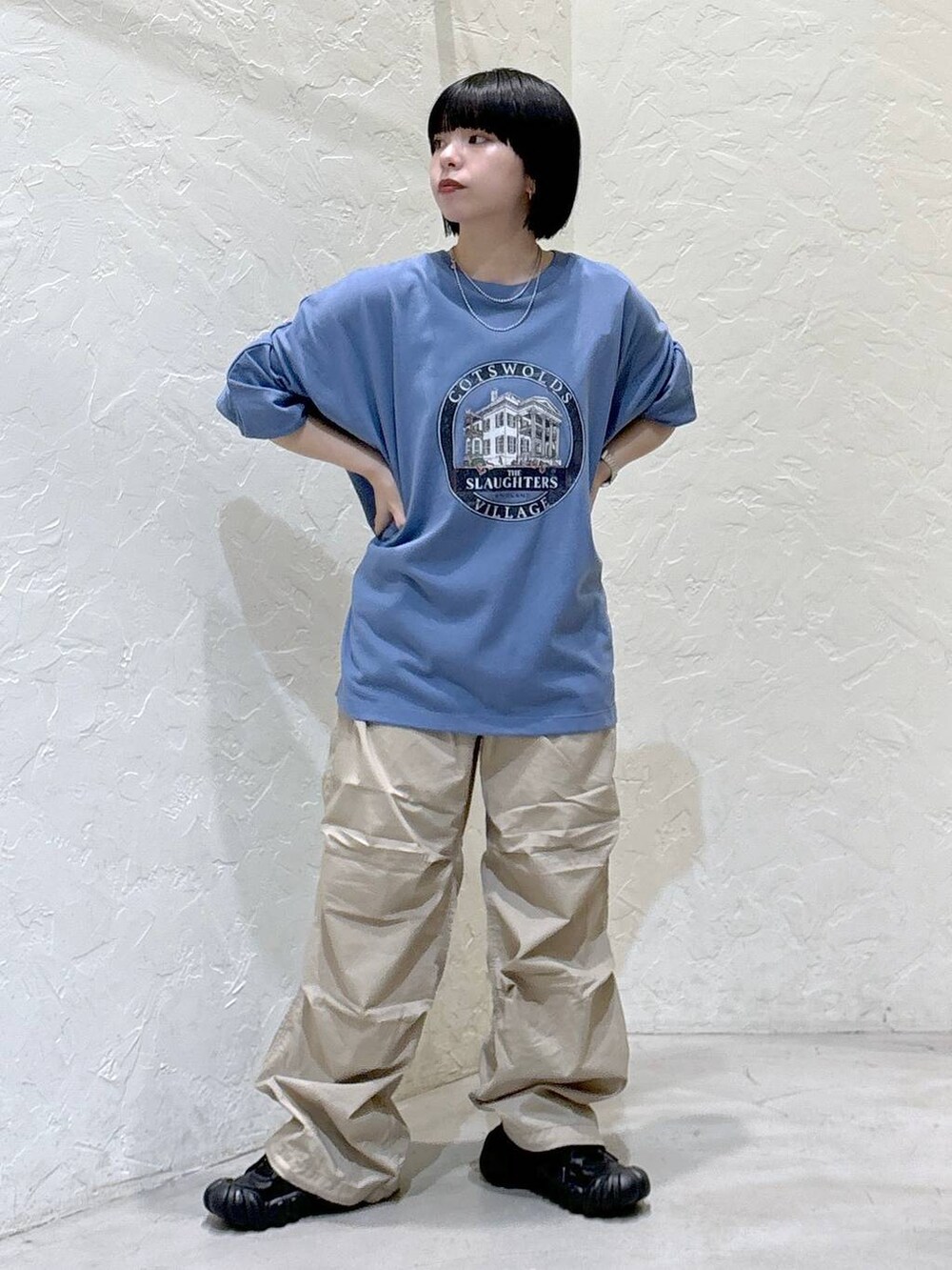 ブルー系のTシャツ/カットソー、ベージュ系のその他パンツを着用したレディースの夏コーディネートの5枚目の写真