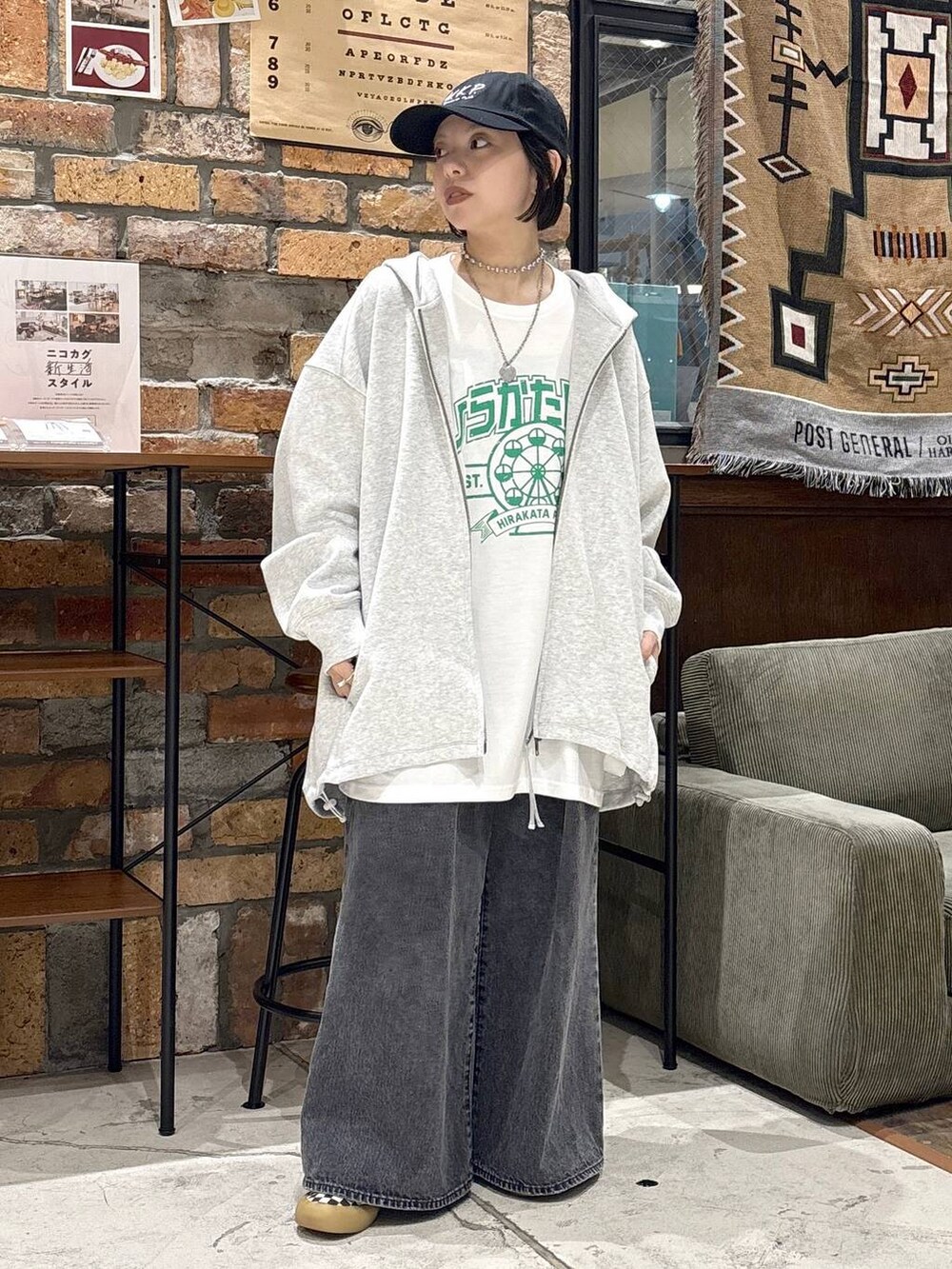 グレー系のパーカーを着用したレディースの秋コーディネートの3枚目の写真