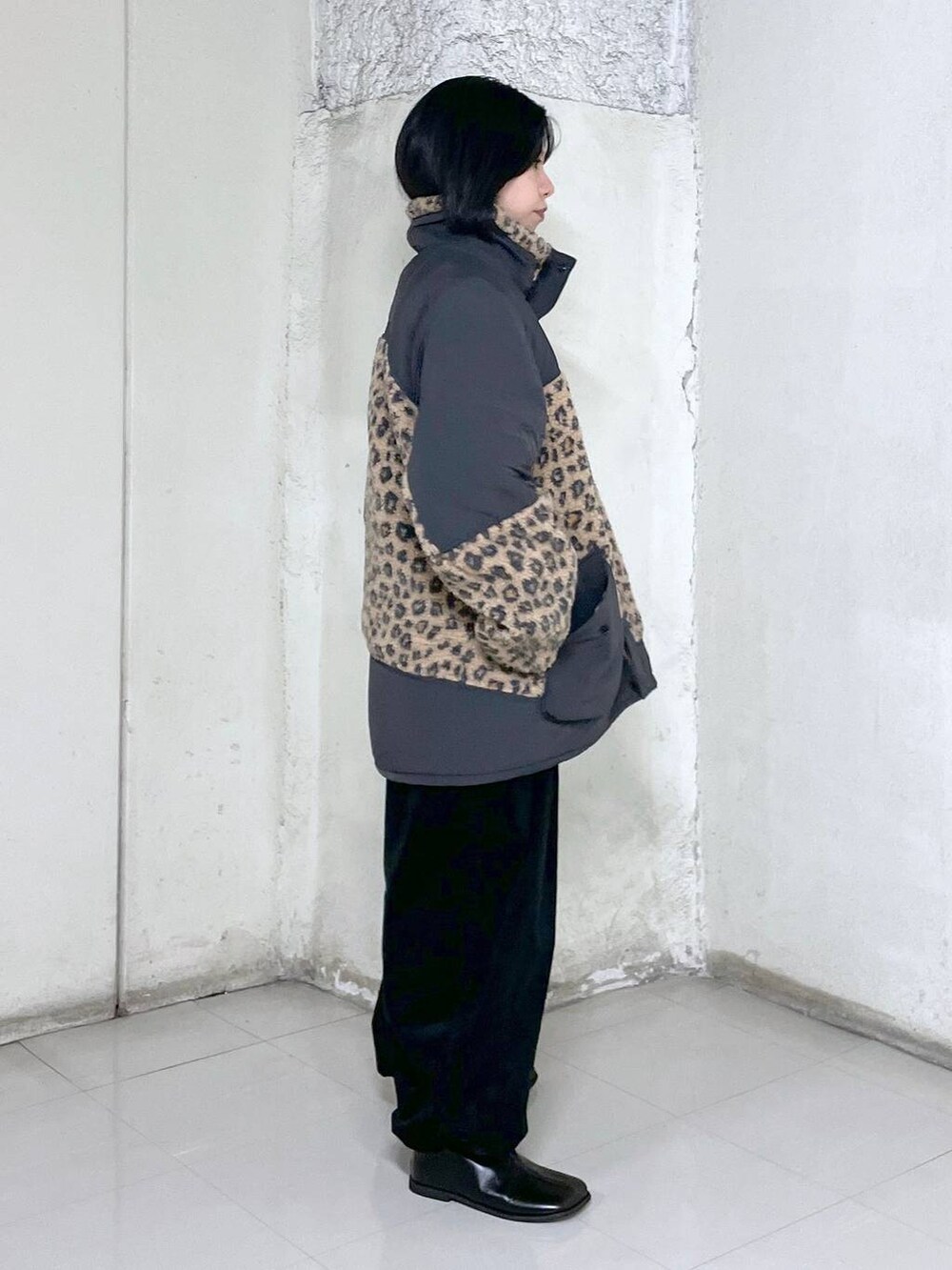 ブラウン系のその他アウター、ブラック系のその他パンツを着用したレディースの秋コーディネートの2枚目の写真