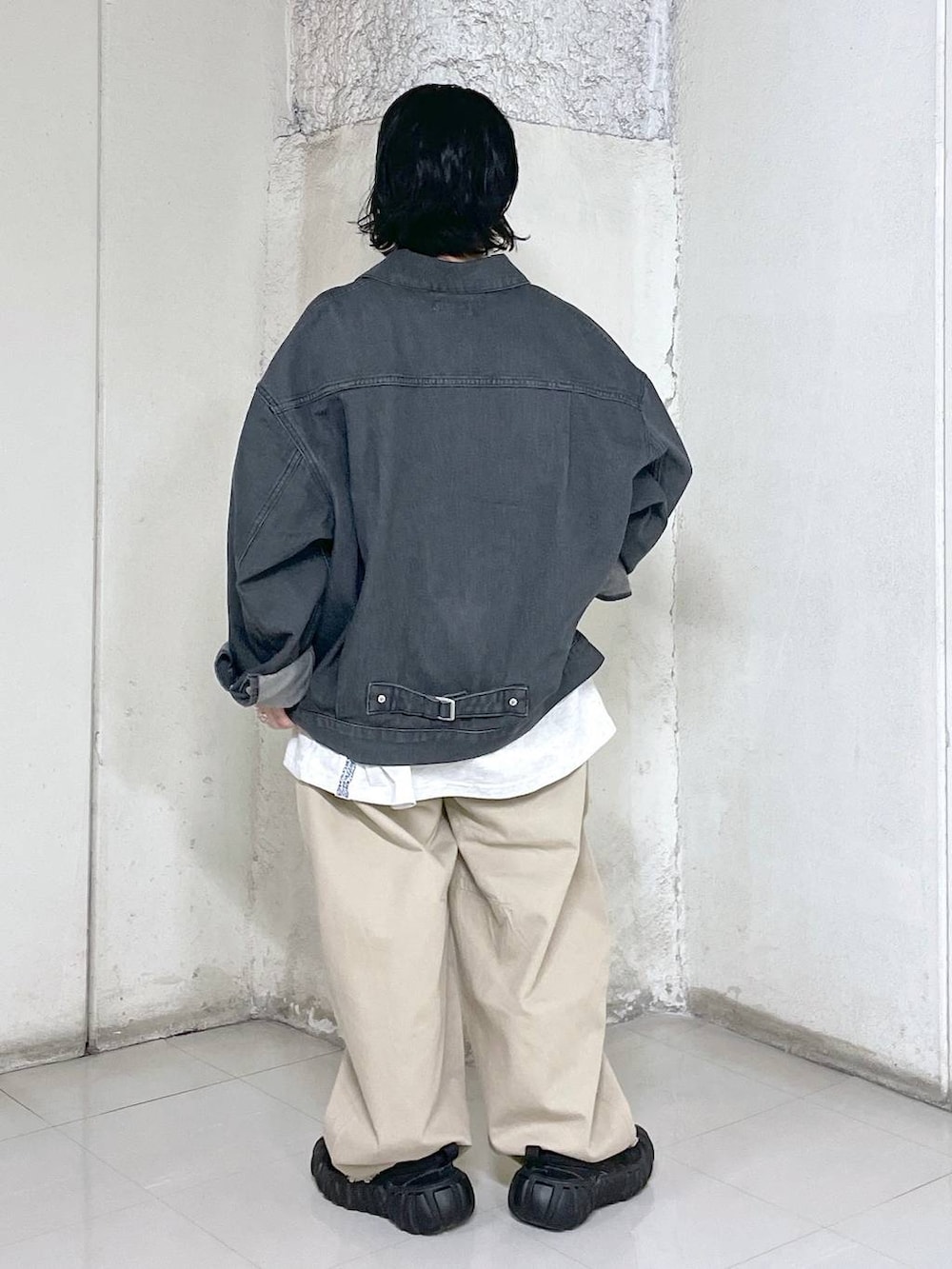 ベージュ系のTシャツ/カットソー、グレー系のデニムジャケット、ベージュ系のその他パンツを着用したレディースの冬コーディネートの3枚目の写真