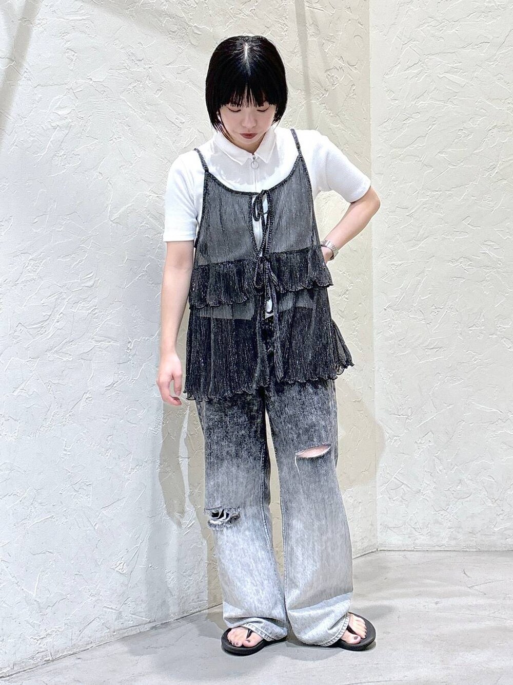 ホワイト系のカーディガン/ボレロ、ブラック系のデニムパンツ、ブラック系のキャミソールを着用したレディースの夏コーディネートの5枚目の写真