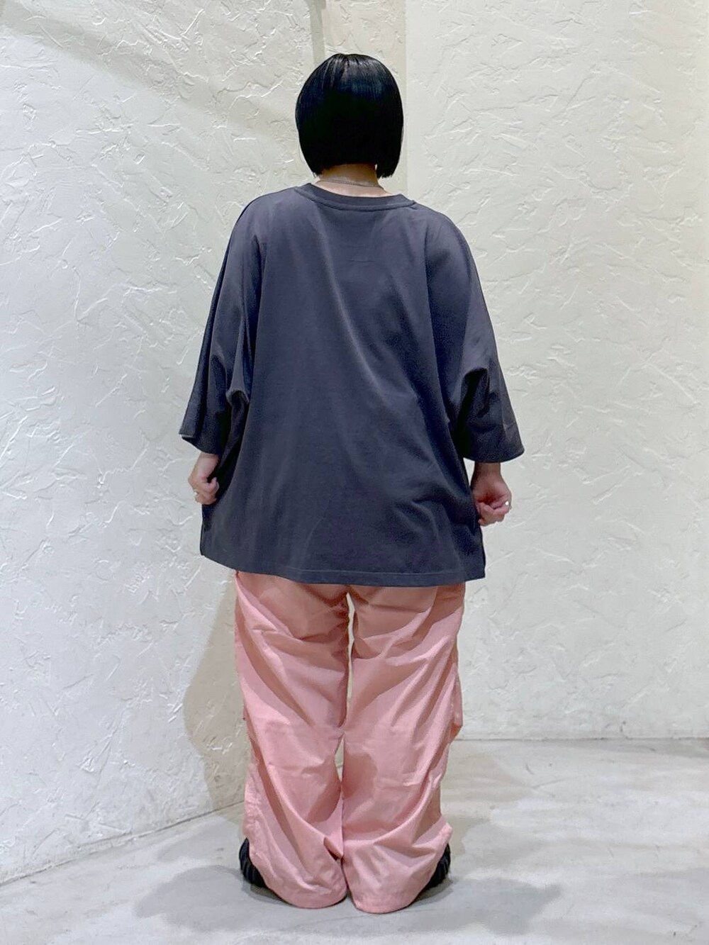 その他のTシャツ/カットソー、ピンク系のその他パンツを着用したレディースの夏コーディネートの3枚目の写真