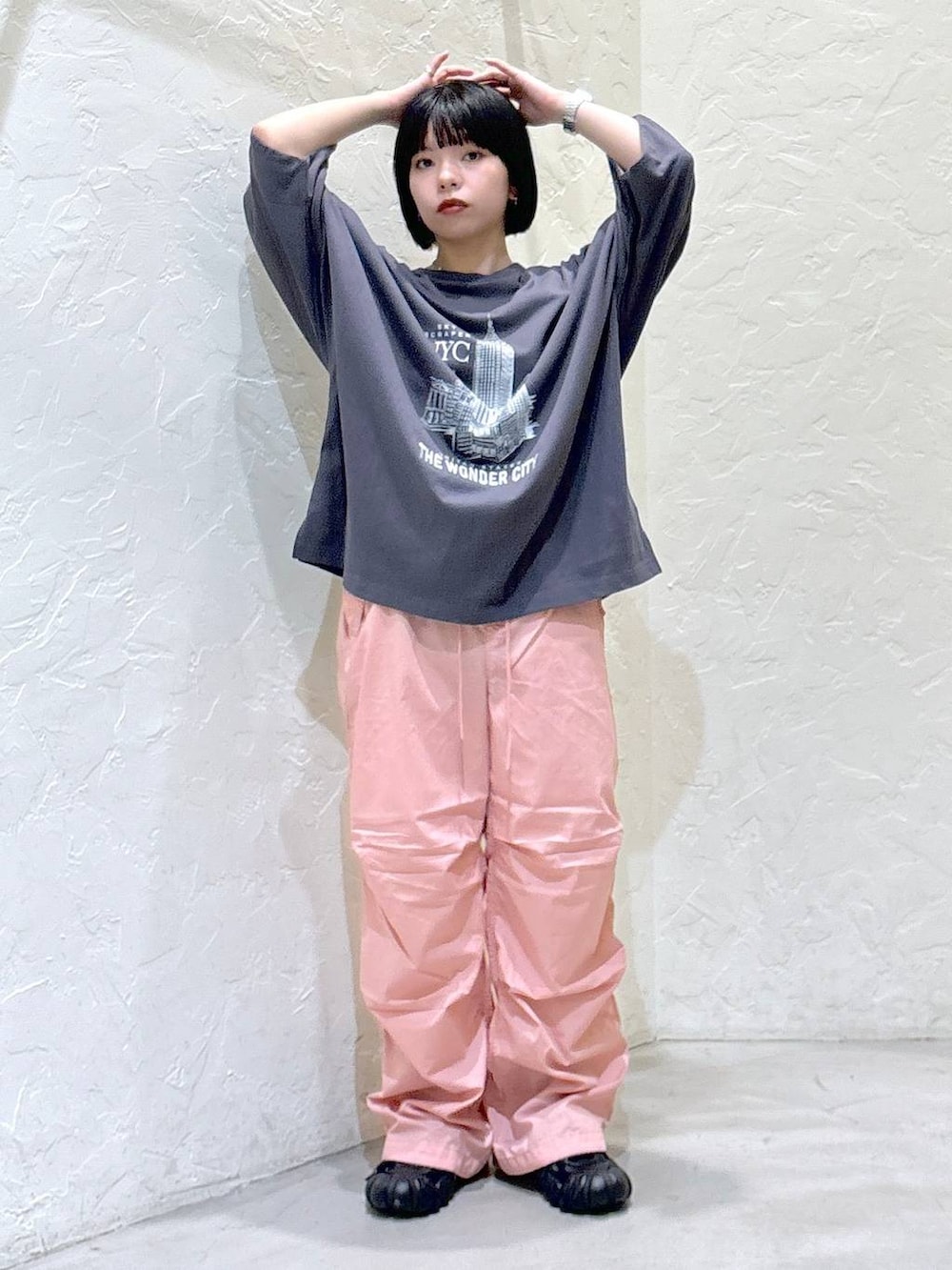 その他のTシャツ/カットソー、ピンク系のその他パンツを着用したレディースの夏コーディネートの4枚目の写真