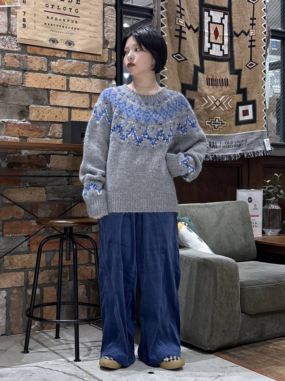 ブルー系のその他パンツ、グレー系のニット/セーターを着用したレディースの秋コーディネートの4枚目の写真