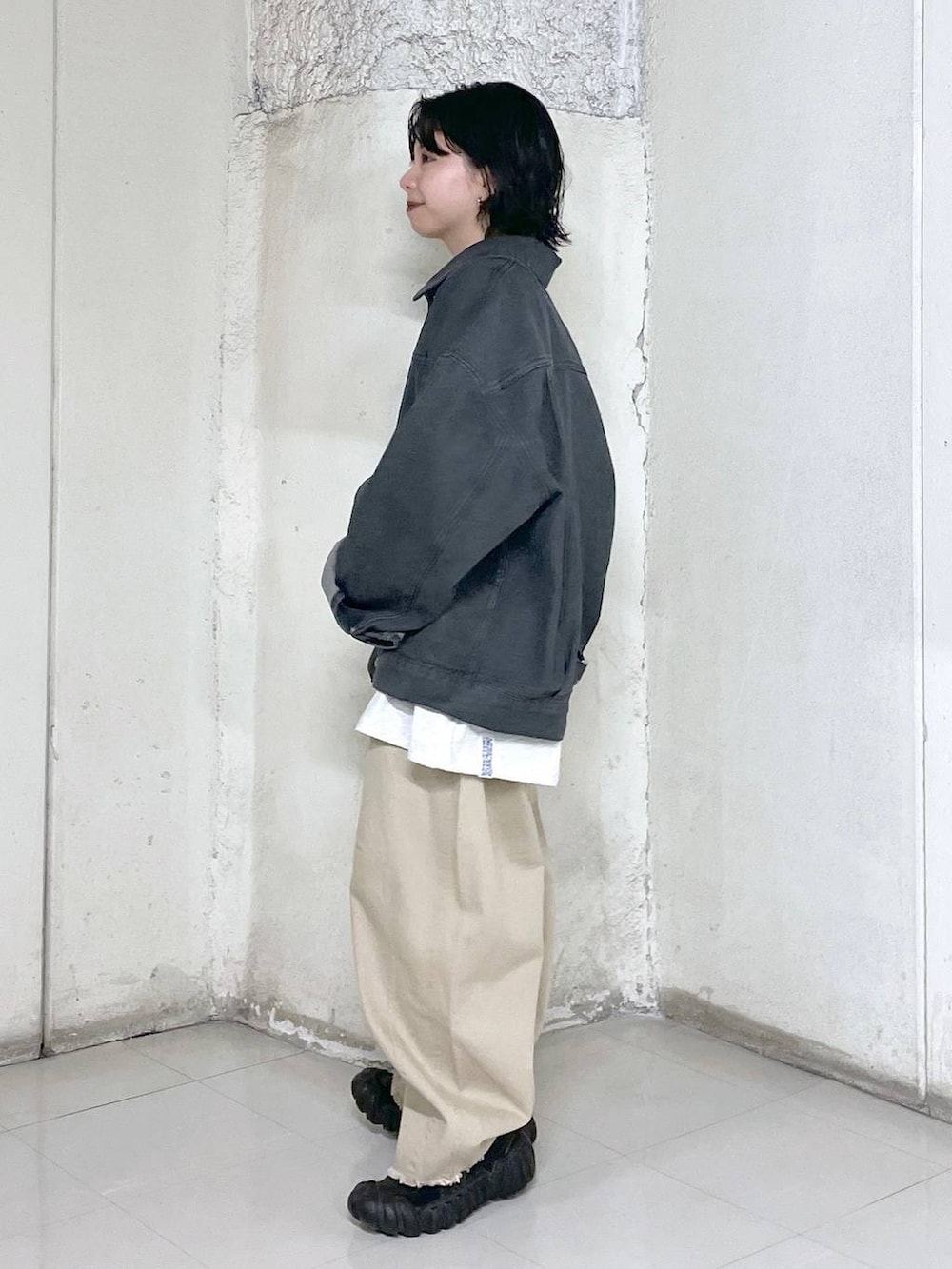 ベージュ系のTシャツ/カットソー、グレー系のデニムジャケット、ベージュ系のその他パンツを着用したレディースの冬コーディネートの2枚目の写真