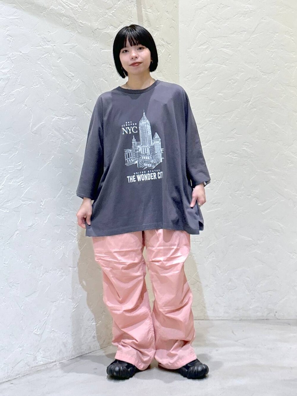 その他のTシャツ/カットソー、ピンク系のその他パンツを着用したレディースの夏コーディネートの5枚目の写真