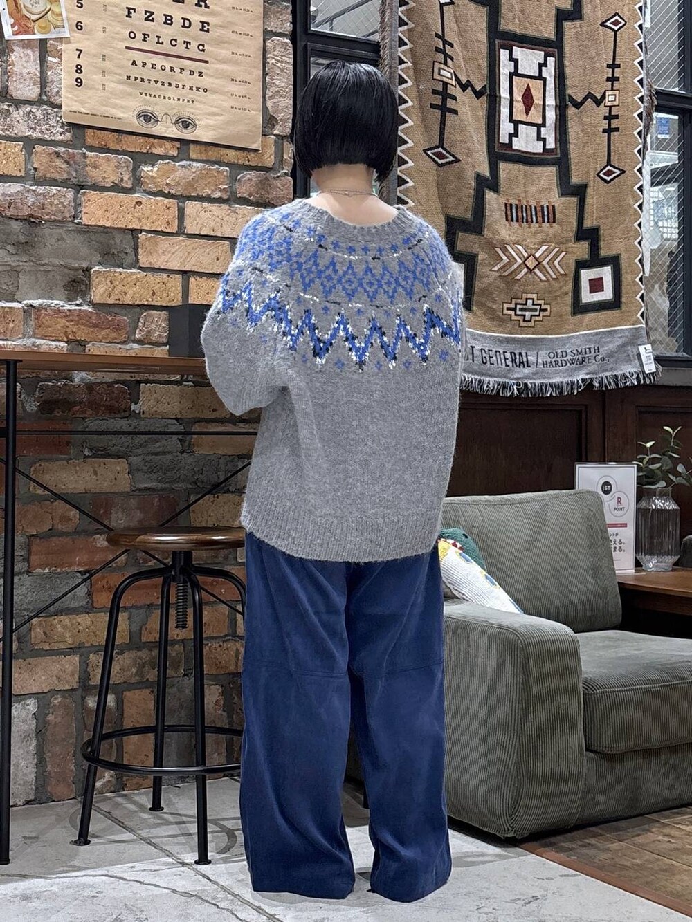 ブルー系のその他パンツ、グレー系のニット/セーターを着用したレディースの秋コーディネートの3枚目の写真